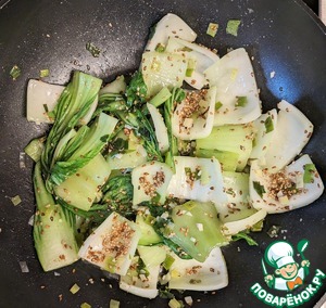 Бок-чой с зелёным луком и кунжутом