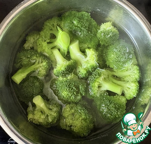 Брокколи с луком и оливками