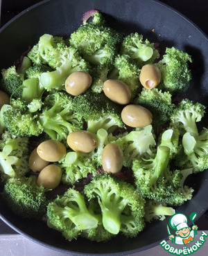 Брокколи с луком и оливками