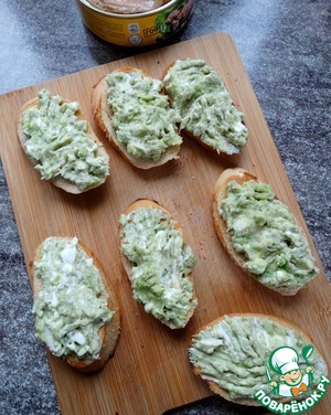 Брускетта с авокадо и печенью трески