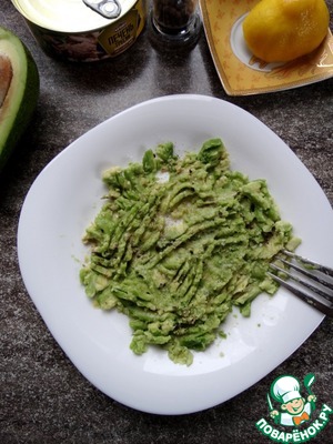 Брускетта с авокадо и печенью трески