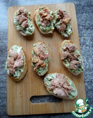 Брускетта с авокадо и печенью трески