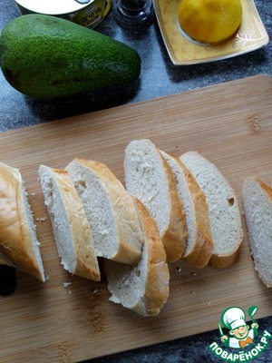 Брускетта с авокадо и печенью трески