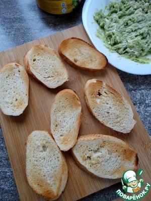 Брускетта с авокадо и печенью трески