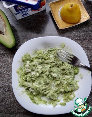 Брускетта с авокадо и печенью трески