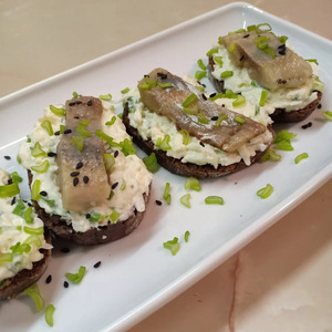 Бутерброды с яйцом и сельдью Бутерброды с яйцом и сельдью