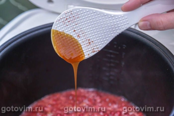 Свиная отбивная с соусом из красной смородины в мультиварке
