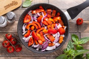 Рататуй с картошкой на сковороде