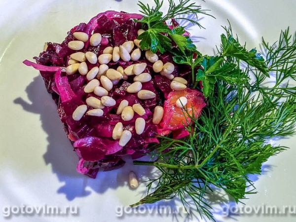 Салат из свёклы с черносливом, апельсином и кедровыми орешками