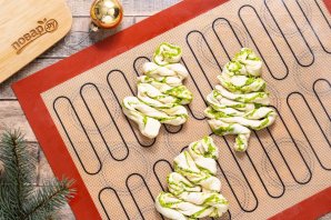 Праздничные елочки из теста