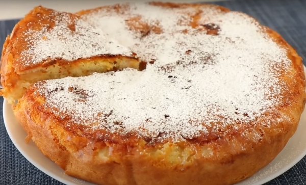 Шарлотка на сковороде. Летом готовлю только так: простой и вкусный рецепт