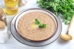 Пшеничная каша на воде в кастрюле