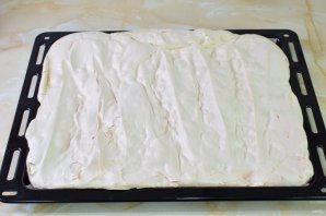 Меренговый рулет с клубникой и брусникой Меренговый рулет с клубникой и брусникой