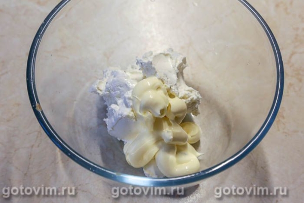 Печеночный торт с карамелизированным луком и клюквой