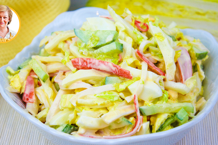 Салат с пекинской капустой, крабовыми палочками, огурцом и яйцами Салат с пекинской капустой, крабовыми палочками, огурцом и яйцами