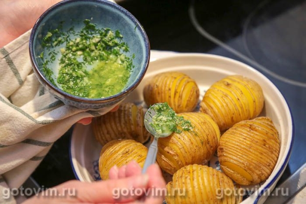 Картофель хассельбек с чесночным маслом Картофель хассельбек с чесночным маслом
