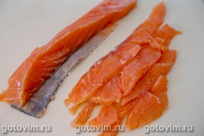 Канапе на шпажках с красной рыбой, авокадо и красной икрой Канапе на шпажках с красной рыбой, авокадо и красной икрой