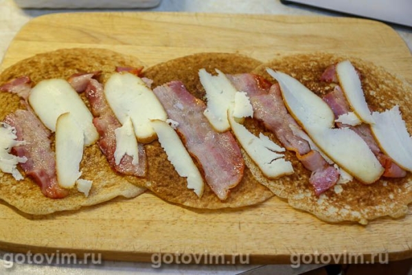 Блинные рулеты с беконом, копченым сыром и солеными огурцами Блинные рулеты с беконом, копченым сыром и солеными огурцами