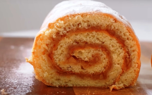 Нежный бисквитный рулет с яблоками в духовке. Простая выпечка Нежный бисквитный рулет с яблоками в духовке. Простая выпечка