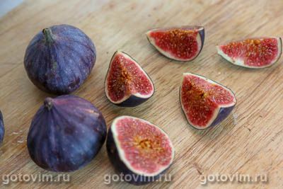 Кростини с инжиром, запеченным в беконе