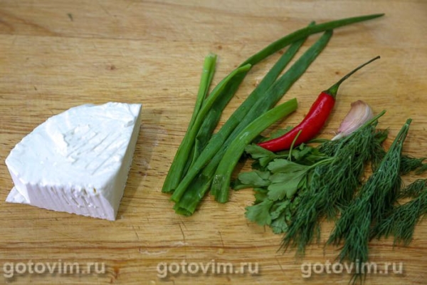 Салат из огурцов с каймаком, чесноком, перцем чили и зеленью