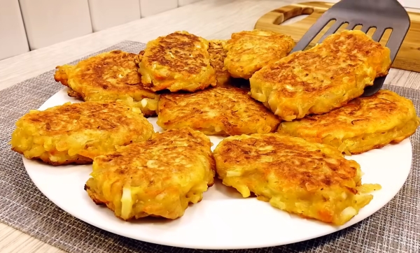 Эти пирожки готовят даже дети: проверенный рецепт из того, что всегда есть в холодильнике