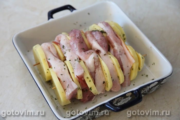 Свинина с картофелем и беконом на шпажках, запеченная в духовке