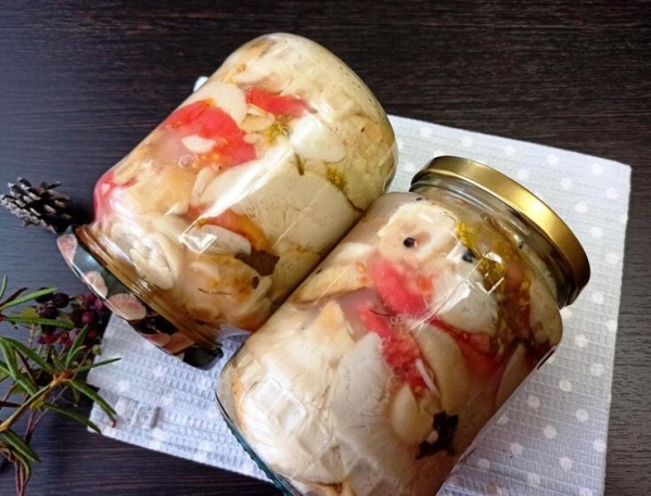 Соленые грузди с помидорами Соленые грузди с помидорами