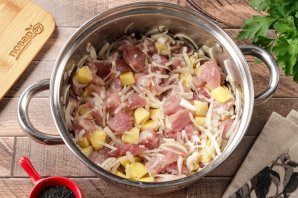 Жаркое в горшочке из теста