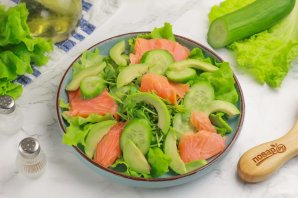 Салат с семгой, авокадо и огурцом Салат с семгой, авокадо и огурцом