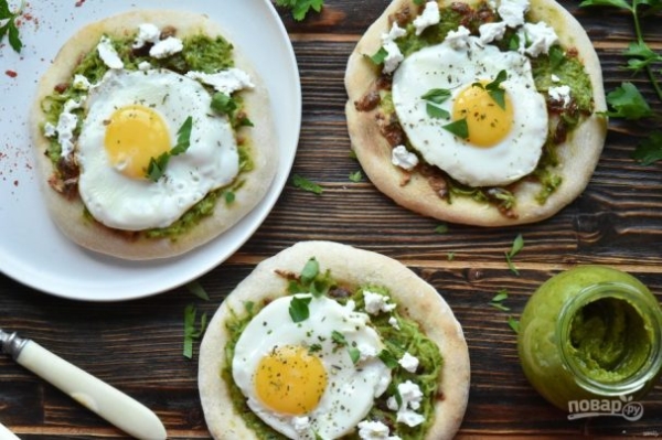 Пицца с соусом песто и яйцом Пицца с соусом песто и яйцом