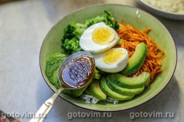 Поке с авокадо, брокколи и яйцом Поке с авокадо, брокколи и яйцом
