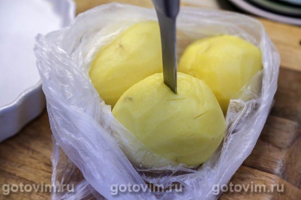 Картофель кусочками, приготовленный с бульоном в микроволновке Картофель кусочками, приготовленный с бульоном в микроволновке