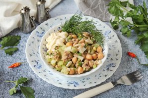 Салат с сельдереем и тунцом Салат с сельдереем и тунцом