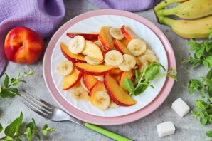 Салат с бананом и нектарином Салат с бананом и нектарином