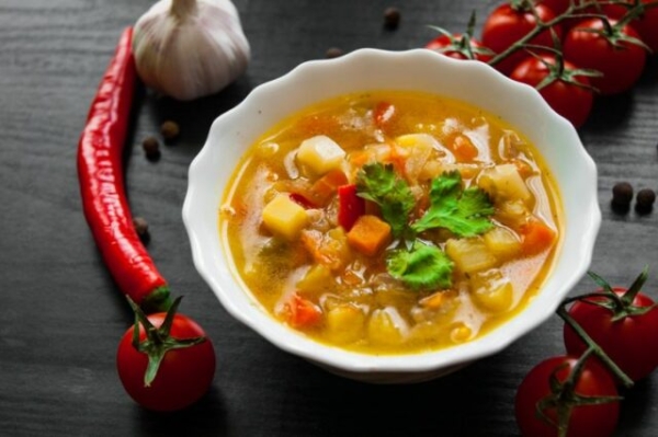 Харчо с рисом и картофелем на курином бульоне Харчо с рисом и картофелем на курином бульоне