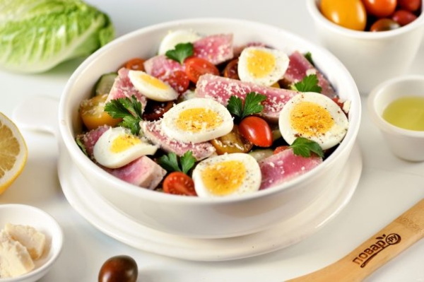 Салат с отварным тунцом