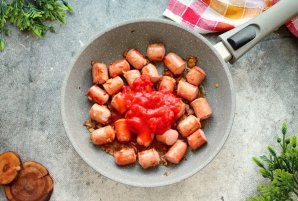 Сосиски в томатном соусе с рисом Сосиски в томатном соусе с рисом