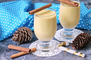 Молочный рождественский напиток из сырых яиц Молочный рождественский напиток из сырых яиц
