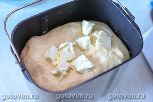 Кулич с изюмом и шоколадной начинкой Кулич с изюмом и шоколадной начинкой