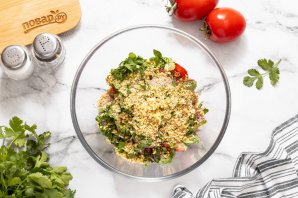 Салат с помидорами и кинзой