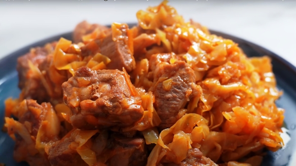 Тушеная капуста со свиными ребрышками. Сытное и ароматное блюдо на ужин Тушеная капуста со свиными ребрышками. Сытное и ароматное блюдо на ужин