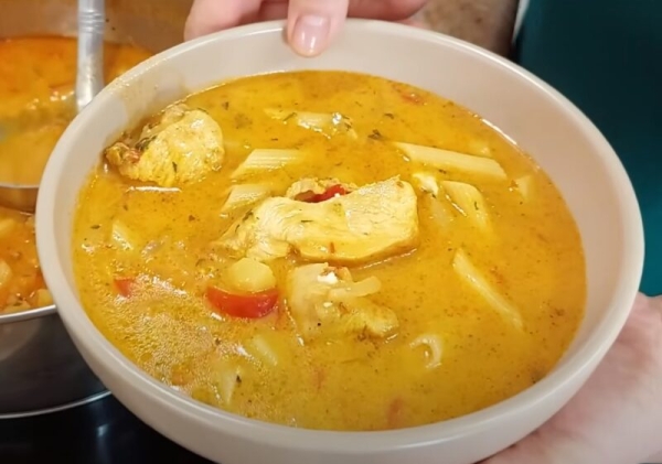 Лёгкий, но невероятно насыщенный: суп с курицей, сельдереем и куркумой. Густой, без бульона, но с мясом! Лёгкий, но невероятно насыщенный: суп с курицей, сельдереем и куркумой. Густой, без бульона, но с мясом!