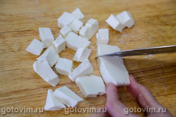 Салат из огурцов с каймаком, чесноком, перцем чили и зеленью