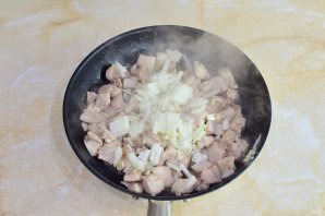 Феттуччине с жареным куриным филе и соусом "Песто"