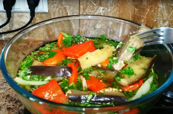 Маринованные баклажаны с перцем. Обалденная закуска: оторваться невозможно Маринованные баклажаны с перцем. Обалденная закуска: оторваться невозможно
