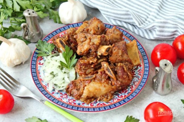 Говяжьи ребрышки в казане с луком Говяжьи ребрышки в казане с луком