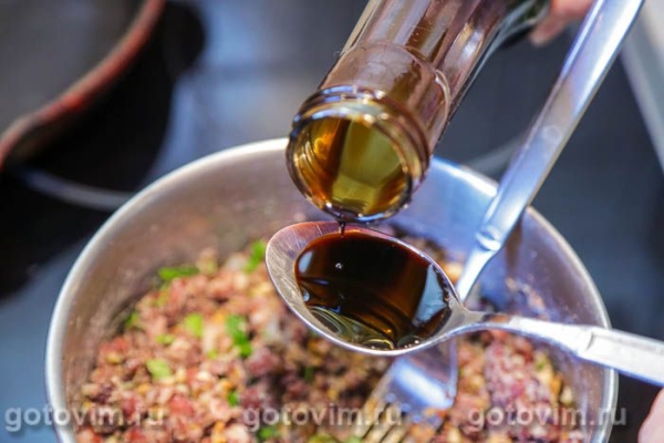 Теплый салат из красной фасоль с рваным мясом и орехами 