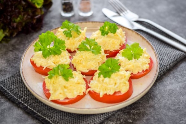 Помидоры под сырной шапочкой Помидоры под сырной шапочкой