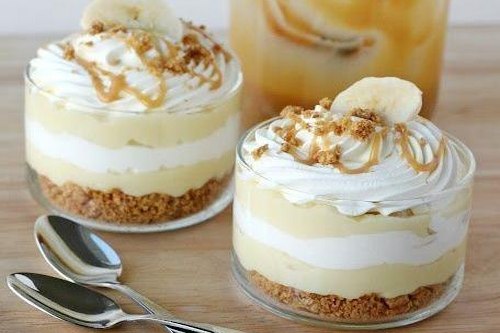 Бананово-карамельный десерт в креманках